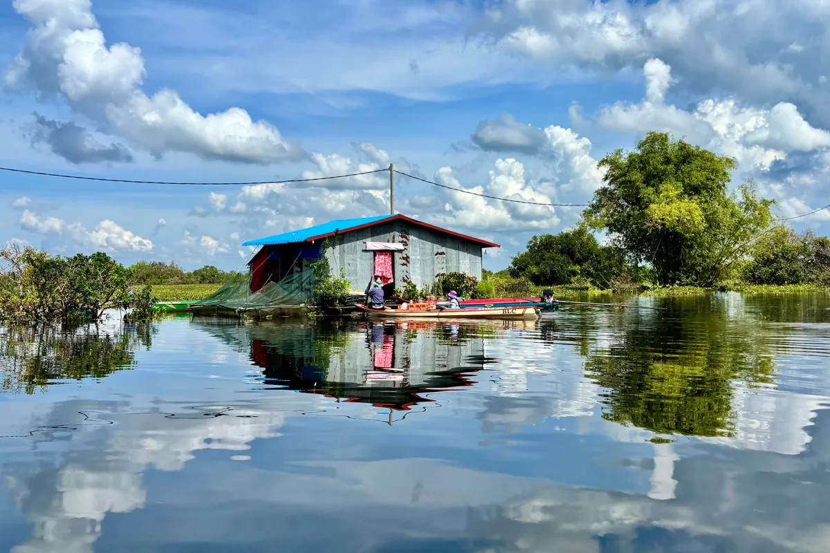 Barque sur la rivière Sangker, Cambodge