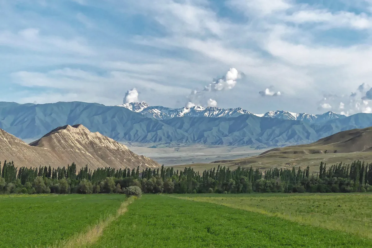 Vergers et montagnes de la vallée de Ferghana, Ouzbékistan