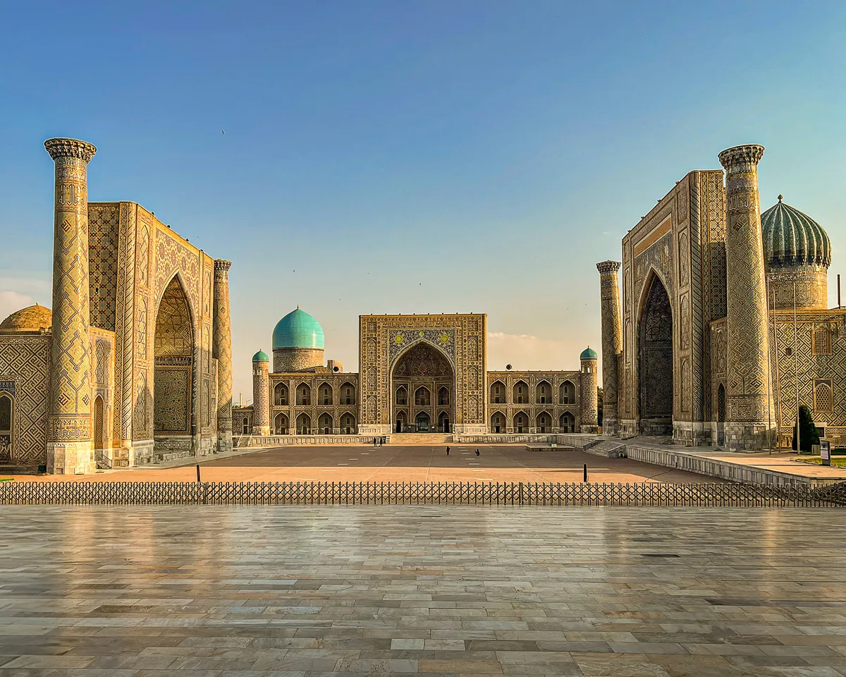 Le Registan de Samarcande et ses reflets, joyau de la Route de la Soie
